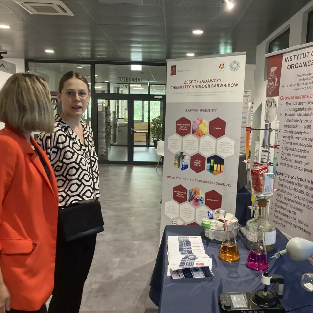 Przy stoisku Instytu Chemii Organicznej