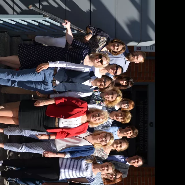 Uczestnicy spotkania przed wejściem do IFE