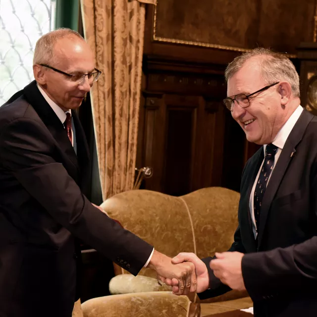 Zapowiedź dobrej współpracy: uśmiech i uścisk dłoni rektora j jego pierwszego zastepcy prorektora ds. rozwoju