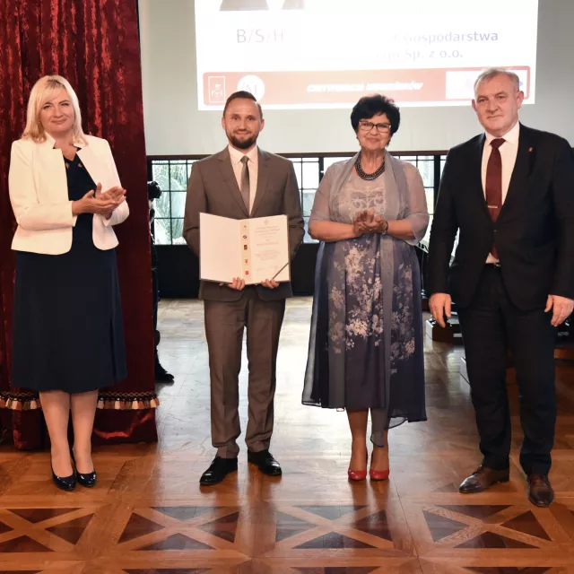 Certyfikat na poziomie strategicznym otrzymał Adam Jankowski z BSH, obok rektor PŁ prof. Krzysztof Jóźwik, dziekan prof. Agnieszka Zakrzewska-Bielawska i Przewodnicząca Kapituły - Bożena Ziemniewicz z Klubu 500-Łódź