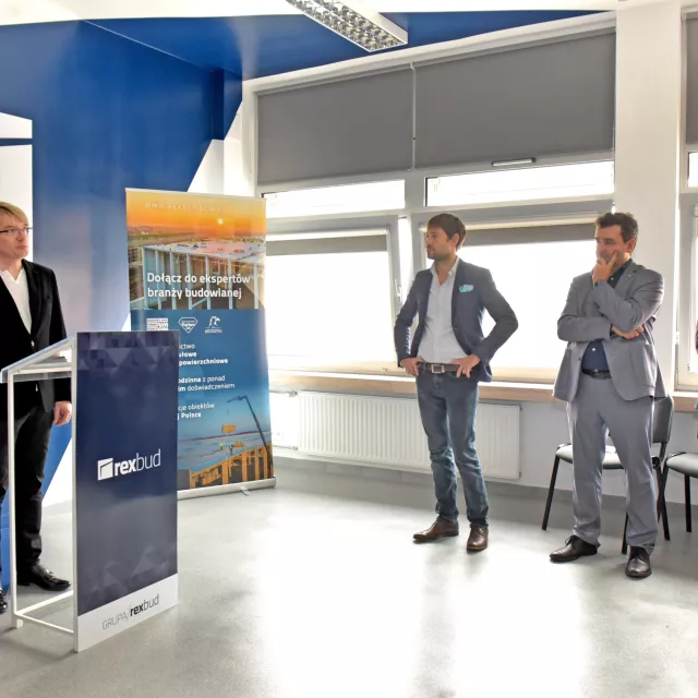 Od lewej: kierownik Katedry Mechaniki Konstrukcji prof. Jarosław Jędrysiak, wiceprezydent m. Łodzi Adam Pustelnik, prorektor dr hab. inż. Andrzej Romanowski, prof. PŁ oraz współwłaściciel grupy Rex-Bud Budownictwo Dominik Karczewski