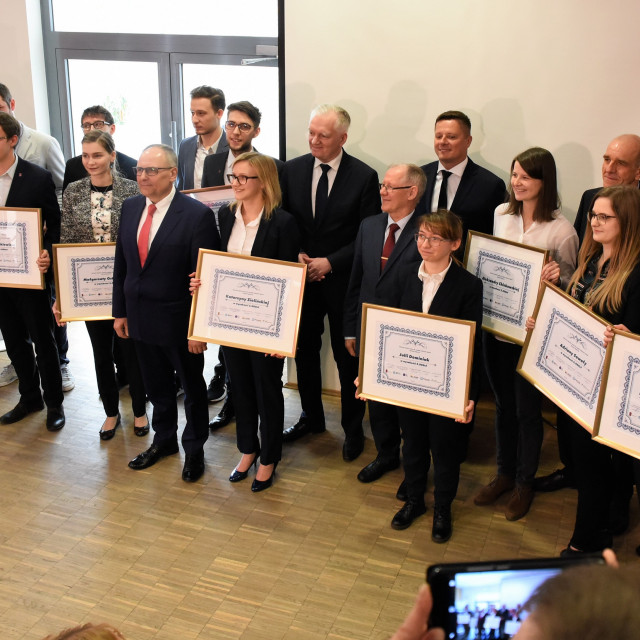 Laureaci konkursu w towarzystiwe wicepremiera Jarosława Gowina, rektora prof. Sławomira Wiaka, prezesa Fundacji PŁ Włodzimierza Fiasiaka oraz przedstawicieli fundatorów