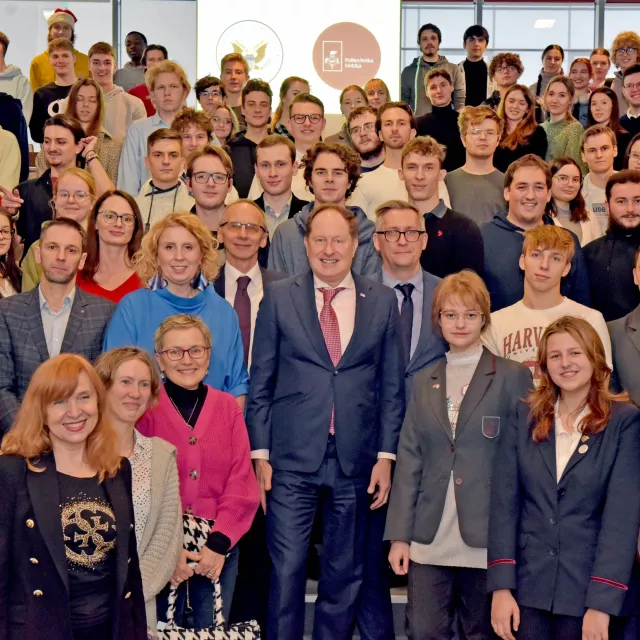 Ambasador USA Mark Brzeziński z uczestnikami spotkania w PŁ