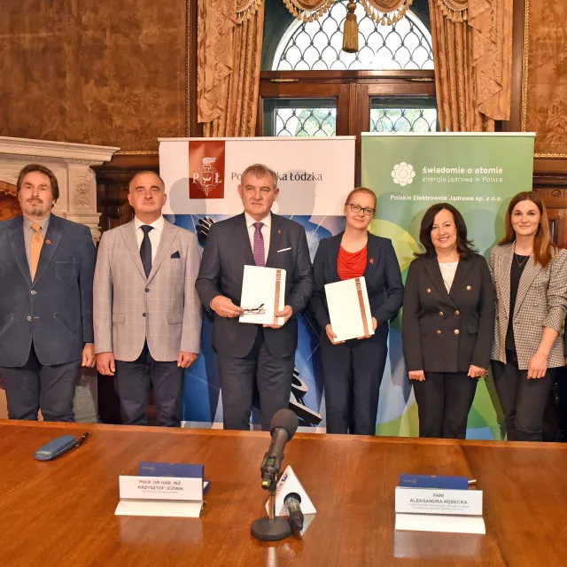 Od lewej: prof. Piotr Ulański, dr hab. inż. Piotr Szajerski, prof. Krzysztof Jóźwik, Aleksandra Rębecka, prof. Małgorzata Iwona Szynkowska-Jóźwik, Natalia Białczak-Błaziak i Paweł Rybka.