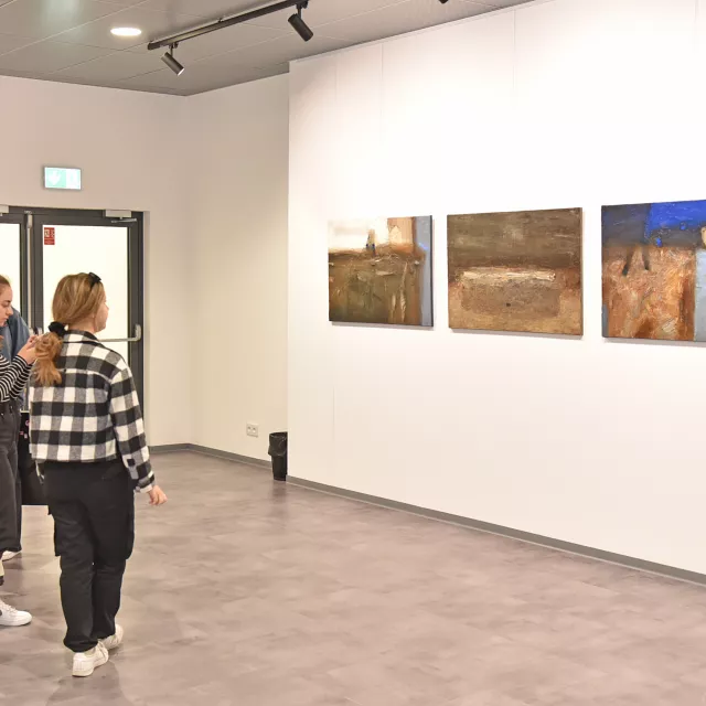 Obrazy Piotra Mastalerza w nowym miejscu, w budynku Alchemium, do którego pzreniosła się Galeria Politechnika