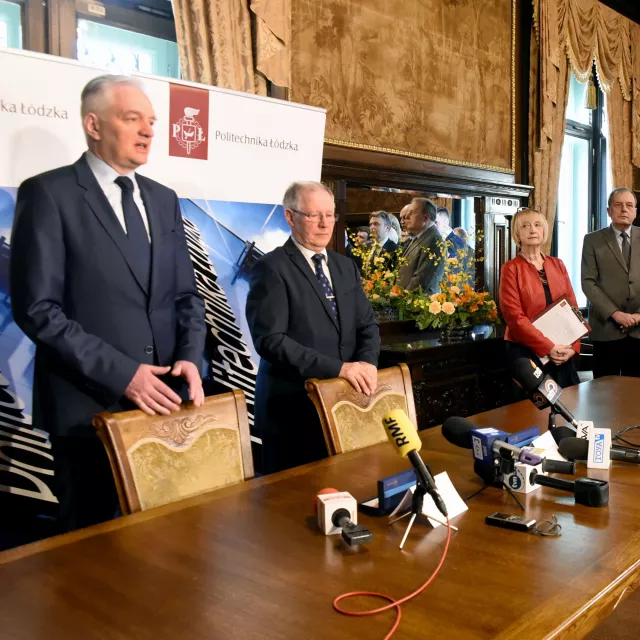 Podpisanie umowy o udzieleniu dofinansowania w wysokości niemal 100 milionów zł odbyło się z udziałem wielu osób z kierownictwa uczelni oraz studentów, w blasku fleszy i kamer.