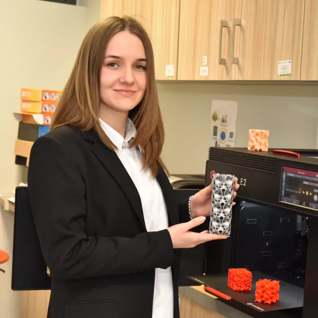 doktorantka z wydrukowanym elementem ażurowym