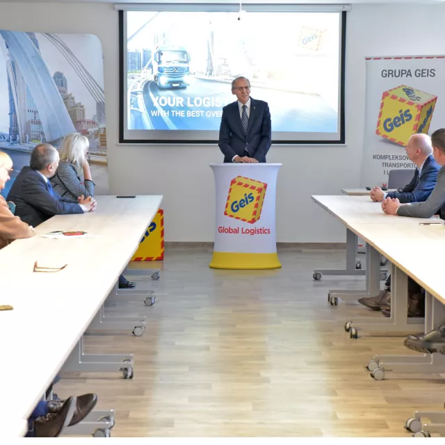 Prorektor ds. rozowju prof. Paweł Strumiłło występuje przed uczestnikami spotkania