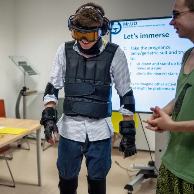 Na warsztatach odbyły się ćwiczenia w ubraniach imitujących ciążę lu dolegliwości osób starszych
