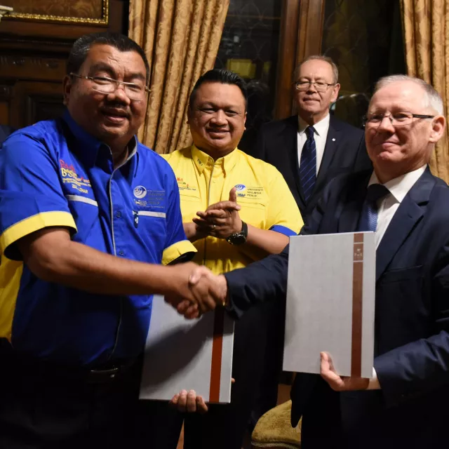 Umowę sygnowali rektor PŁ i wicekanclerz UniMAP, Książę Perlisu (z tyłu) był świadkiem jej zawarcia