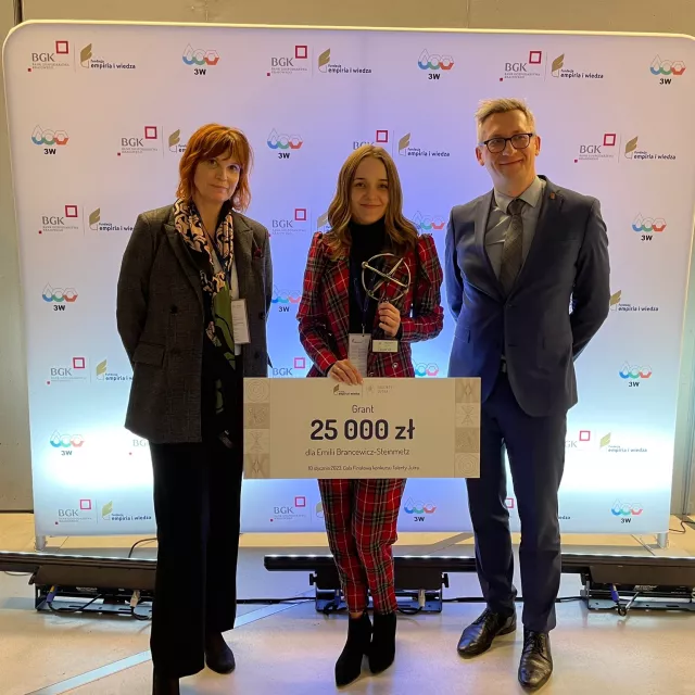 Mgr inż. Emila Brancewicz-Steinmetz z czekiem za wygraną, obok prorektor ds. nauki prof. Łukasz Albrecht i dr hab. Edyta Gendaszewska-Darmach, prof. PŁ