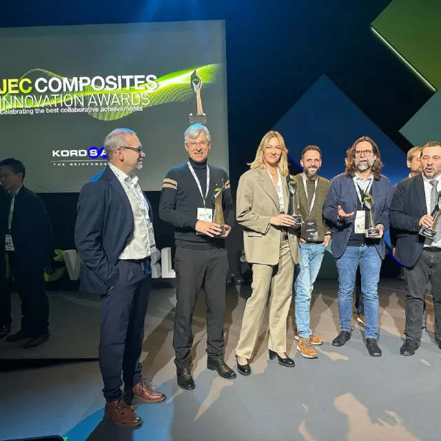 Grupa osób ze statuetkami w ręku