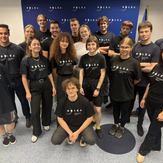 Grupa 15 młodych osób