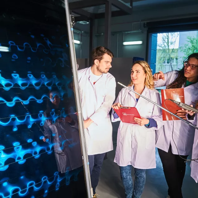 PŁ, awansując we wszystkich tych obszarach, najwyższy skok dokonała w kategorii „kształcenie”