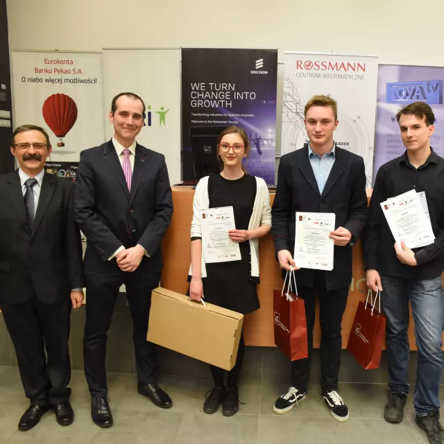 Laureaci w otoczeniu przedstawicieli sponsorów: Jakuba Gabarkiewicza – Ericsson, Renaty Lach – Rossmann oraz prodziekana Wydziału EEIA prof. Adama Pelikanta