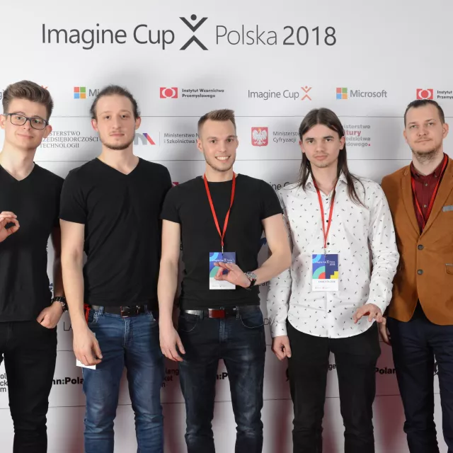 Narodowa drużyna na światowe finały. Od lewej: Artur Seliga, Jakub Wujek, Damian Perydzeński, Michał Andrzejczak oraz dr inż. Jarosław Andrzejczak