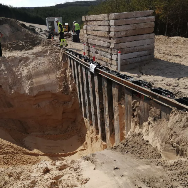 Widok obciążonej ściany oporowej utworzonej z grodzic