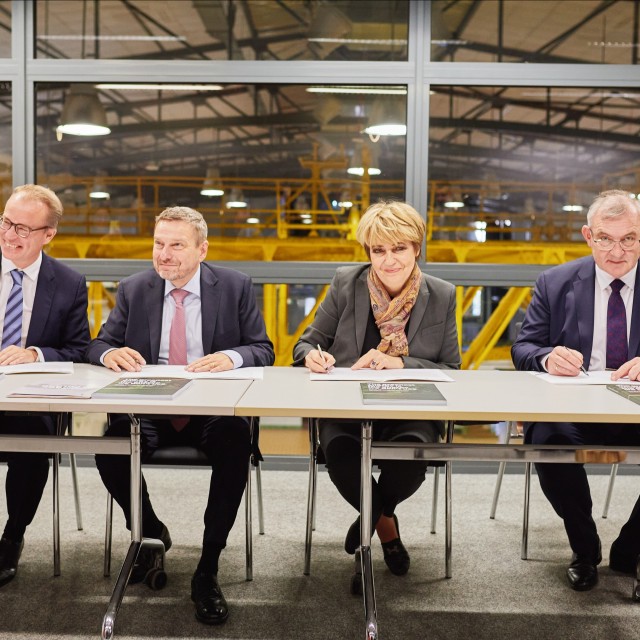 Sygnatariusze porozumienia: (od lewej) Martin Rossen - Senior Vice President Danfoss, Ole Toft - Ambasador Królestwa Danii, Hanna Zdanowska - prezydent Łodzi i prof. Krzysztof Jóźwik - rektor PŁ