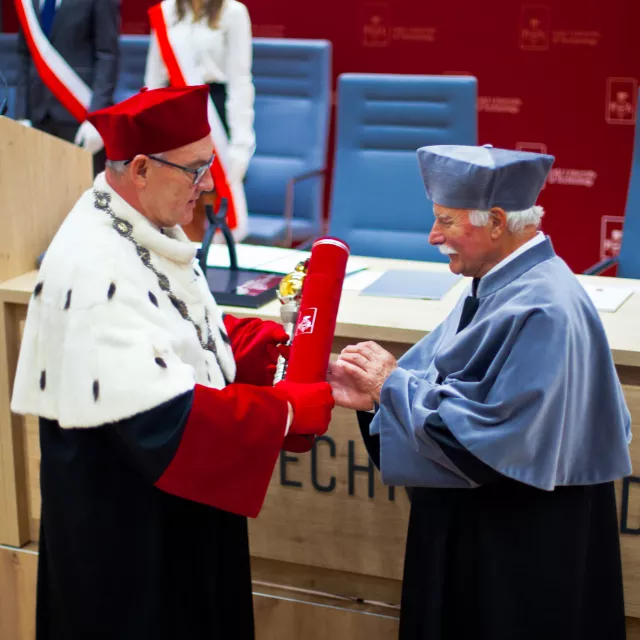 Rektor prof. Krzysztof Jóźwik wręcza dyplom doktora honoris causa prof. Jackowi Mollowi