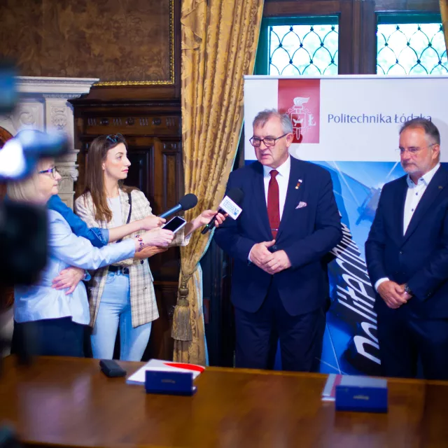 Męzczyzna wypowiada sie do mediów