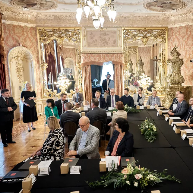 Posiedzenie Rady Gospodarczej Województwa Łódzkiego w zabytkowej sali Pałacu Herbsta – członkowie przy stole obrad, część osób zabiera głos.