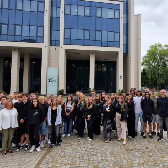 Uczniowie pzred wejsciem do budynku