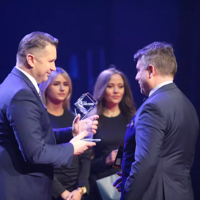 Minister edukacji i nauki wręcza nagrodę prof. Marcinowi Kamińskiemu