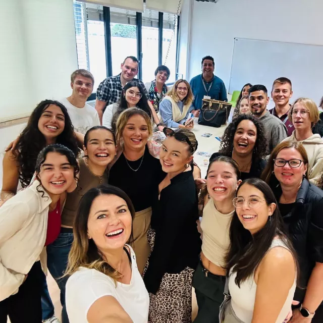 Selfie kilkunastu roześmianych młodych osób