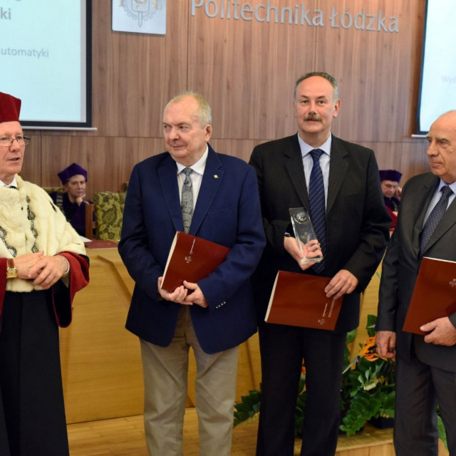 Od lewej: dr hab. inż. Marek Bartosik, prof. Piotr Borkowski, dr hab. inż. Franciszek Wójcik w towarzystwie rektora prof. Sławomira Wiaka (zdj. z majowej uroczystości w PŁ)