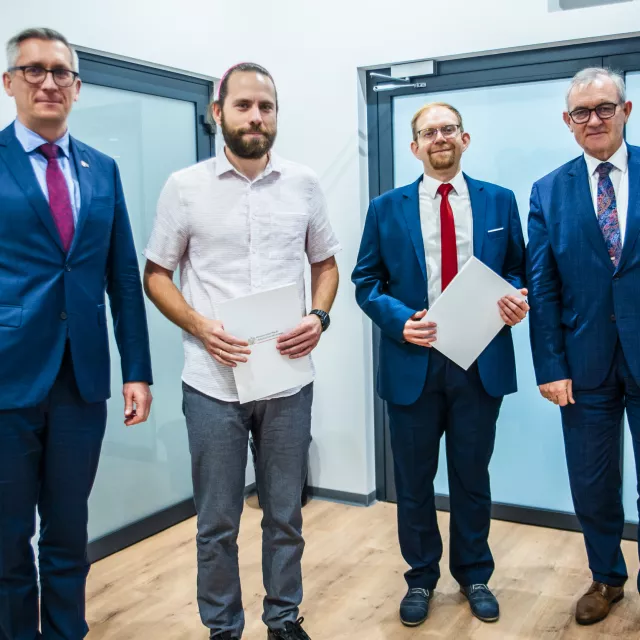 Od prawej: rektor prof. Krzysztof Jóźwik, dr Paweł Latosiński, dr Konrad Kulikowski i prorektor prof. Łukasz Albrecht