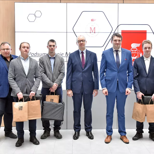 Laureaci 1. miejsca z dziekanem Wydziału Mechanicznego, przedstawicielem Veolii i przewodniczącym jury
