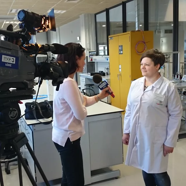 Mgr inż. Justyna Markiewicz tłumaczy na czym polega rozwiązanie opracowane w zespole prof. Tyczkowskiego