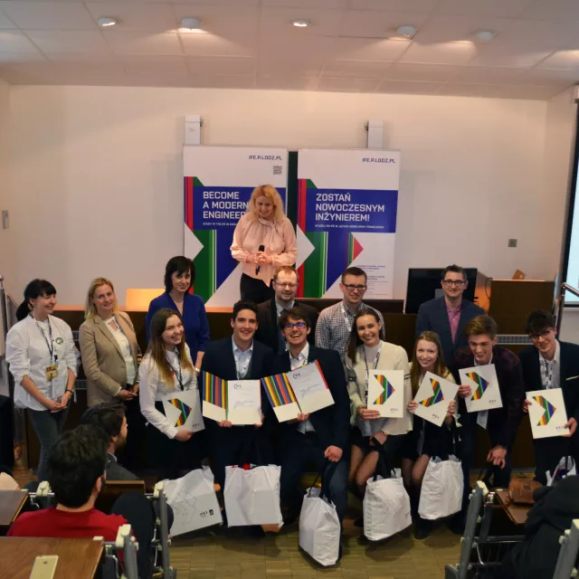 Zwycięska drużyna oraz organizatorzy i sponsorzy konkursu