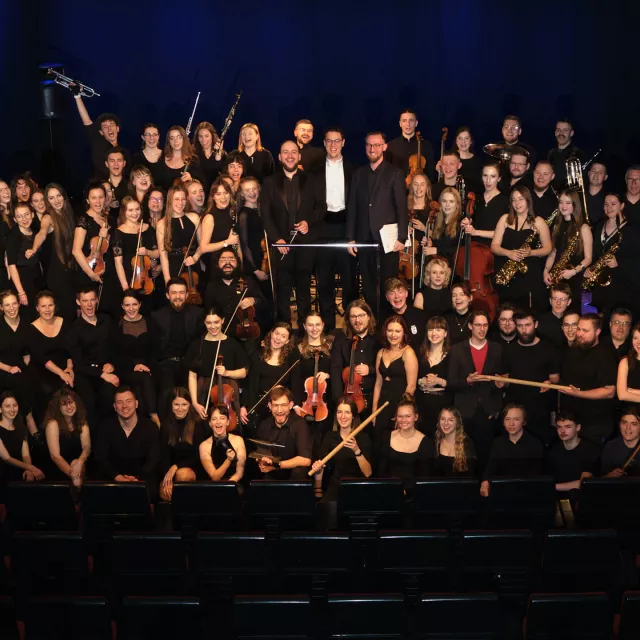 Muzycy kilku orkiestr na scenie