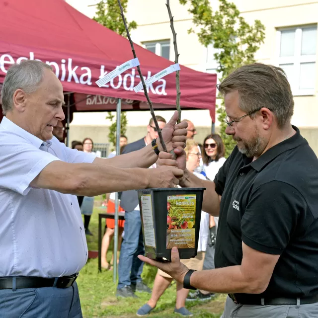 Wicemarszałek Piotr Adamczyk posadził rzadko spotykaną odmianę jabłoni. Na zdjecie z kanclerzem PŁ Włodzimierzem Fisiakiem.