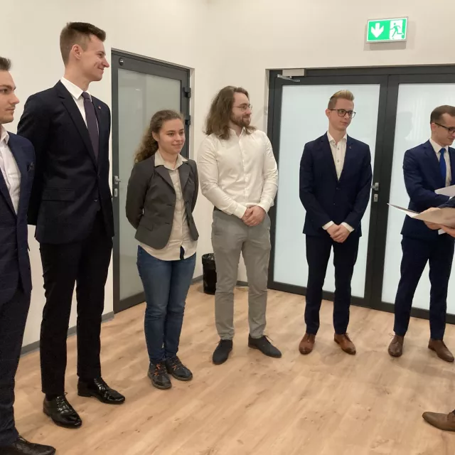 Stypendyści obecni na uroczystości (od lewej): Mateusz Żółtobrocki, Konrad Stefaniak, Ewelina Rosiak, Adrian Kucharski, Błażej Kowalski i Rafał Bartosiak