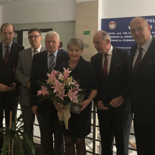 Medal przyznany zmarłemu przedwcześnie prof. Bogdanowi Kruszyńskiemu odbrała małżonka w towarzystwie władz i przyjaciół z Politechniki Łódzkiej