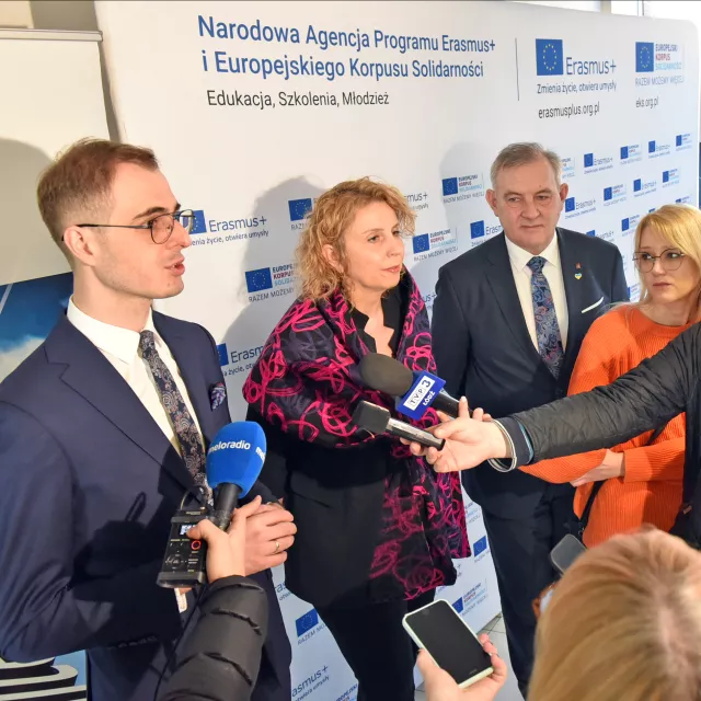 W czasie konferencji prasowej. Wypowiada się rektor PŁ prof. Krzysztof Jóźwik, obok dyrektor CWM dr inż. Dorota Piotrowska i dyrektor Bartosz Stawiarz z FSRE