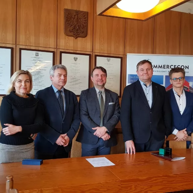 Na zdjęciu od lewej: prof. Renata Kotynia, prof. Marek Lefik (dziekan Wydziału), prof. Marcin Kamiński (kierownik dyscypliny Inżynieria Lądowa i Transport), prezes firmy Hubert Hoffman oraz pracownik firmy i doktorant PŁ – mgr inż. Rafał Bredow