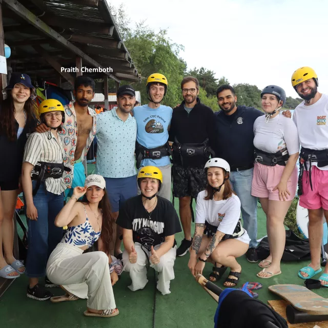 Młodzi ludzie nad akwenem